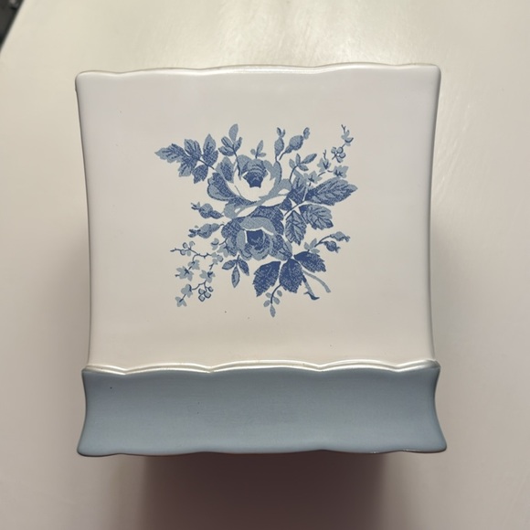 Laura Ashley White With Blue Floral Design Ceramic Tissue Box-See Photos - Picture 1 of 6